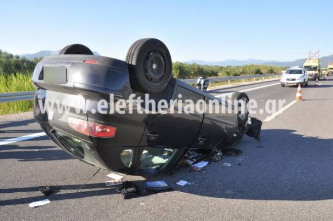Ανατροπή αυτοκινήτου στον αυτοκινητόδρομο έξω από την Καλαμάτα (εικόνες)