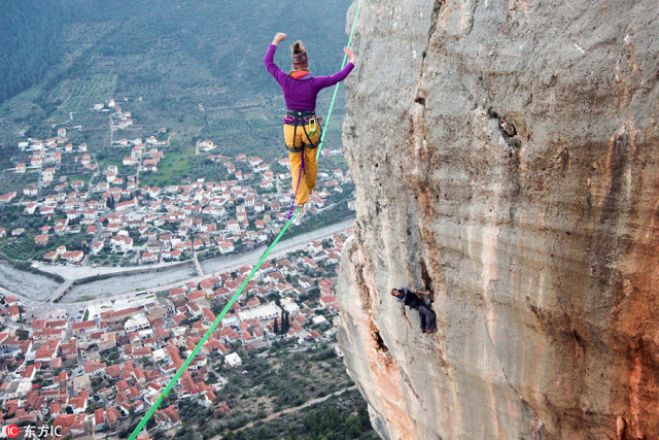 24χρονη από την Πολωνία ισορροπεί σε τεντωμένο σχοινί πάνω από το Λεωνίδιο! (vd)
