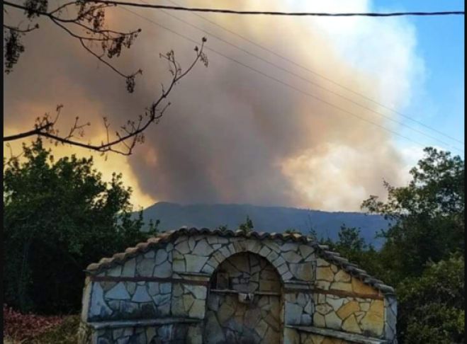 Ορατή από τη Γορτυνία η φωτιά που καίει στη Νεμούτα Ηλείας (vd)
