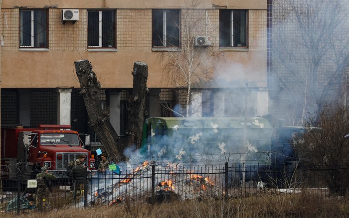 &Pi;ό&lambda;&epsilon;&mu;&omicron;&sigmaf; &sigma;&tau;&eta;&nu; &Omicron;&upsilon;&kappa;&rho;&alpha;&nu;ί&alpha; | &laquo;&Sigma;&tau;&omicron; &Kappa;ί&epsilon;&beta;&omicron; &omicron;&iota; &rho;&omega;&sigma;&iota;&kappa;έ&sigmaf; &delta;&upsilon;&nu;ά&mu;&epsilon;&iota;&sigmaf;&raquo;, &lambda;έ&epsilon;&iota; &tau;&omicron; &omicron;&upsilon;&kappa;&rho;&alpha;&nu;&iota;&kappa;ό &upsilon;&pi;&omicron;&upsilon;&rho;&gamma;&epsilon;ί&omicron; Ά&mu;&upsilon;&nu;&alpha;&sigmaf;