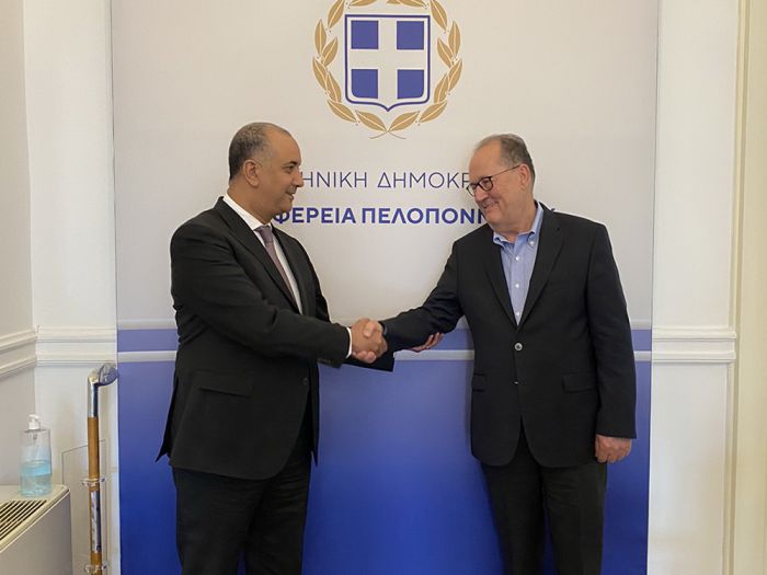 &Sigma;&tau;&eta;&nu; &Tau;&rho;ί&pi;&omicron;&lambda;&eta; &omicron; &Pi;&rho;έ&sigma;&beta;&eta;&sigmaf; &tau;&omicron;&upsilon; &Mu;&alpha;&rho;ό&kappa;&omicron;&upsilon;