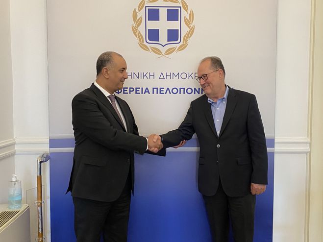 &Sigma;&tau;&eta;&nu; &Tau;&rho;ί&pi;&omicron;&lambda;&eta; &omicron; &Pi;&rho;έ&sigma;&beta;&eta;&sigmaf; &tau;&omicron;&upsilon; &Mu;&alpha;&rho;ό&kappa;&omicron;&upsilon;