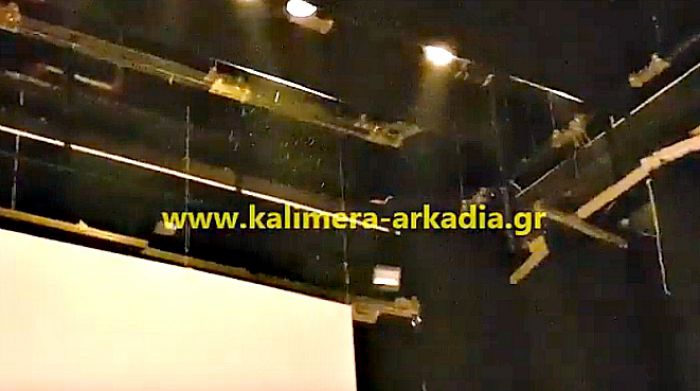 Σε τραγική κατάσταση το Μαλλιαροπούλειο – Έσταζαν νερά μέσα στο κτίριο κατά τη διάρκεια εκδήλωσης! (vd)