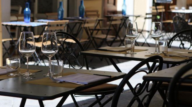 Cafe &kappa;&alpha;&iota; &epsilon;&sigma;&tau;&iota;&alpha;&tau;ό&rho;&iota;&alpha; &sigma;&tau;&eta;&nu; &Tau;&rho;ί&pi;&omicron;&lambda;&eta; | &Chi;&omega;&rho;ί&sigmaf; &mu;&omicron;&upsilon;&sigma;&iota;&kappa;ή &lambda;ό&gamma;&omega; &pi;έ&nu;&theta;&omicron;&upsilon;&sigmaf;