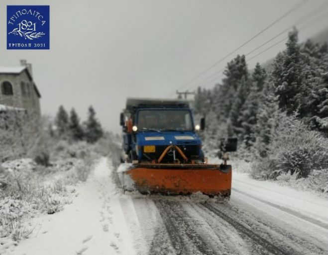 Δήμος Τρίπολης | Ανοίγει δρόμους και ρίχνει αλάτι για να μην υπάρχουν προβλήματα από την κακοκαιρία (εικόνες)