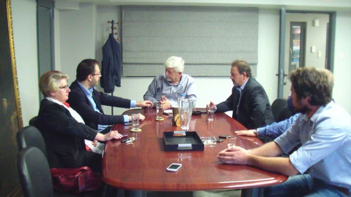 &Mu;&epsilon; &tau;&omicron;&nu; &Delta;ή&mu;&alpha;&rho;&chi;&omicron; &Tau;&rho;ί&pi;&omicron;&lambda;&eta;&sigmaf; &sigma;&upsilon;&nu;&alpha;&nu;&tau;ή&theta;&eta;&kappa;&epsilon; &omicron; &Pi;&rho;ό&epsilon;&delta;&rho;&omicron;&sigmaf; &tau;&eta;&sigmaf; &Delta;&Eta;&Mu;&Alpha;&Rho;