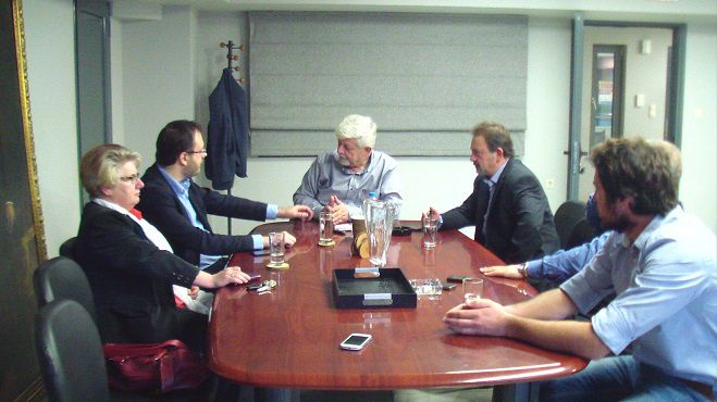 &Mu;&epsilon; &tau;&omicron;&nu; &Delta;ή&mu;&alpha;&rho;&chi;&omicron; &Tau;&rho;ί&pi;&omicron;&lambda;&eta;&sigmaf; &sigma;&upsilon;&nu;&alpha;&nu;&tau;ή&theta;&eta;&kappa;&epsilon; &omicron; &Pi;&rho;ό&epsilon;&delta;&rho;&omicron;&sigmaf; &tau;&eta;&sigmaf; &Delta;&Eta;&Mu;&Alpha;&Rho;