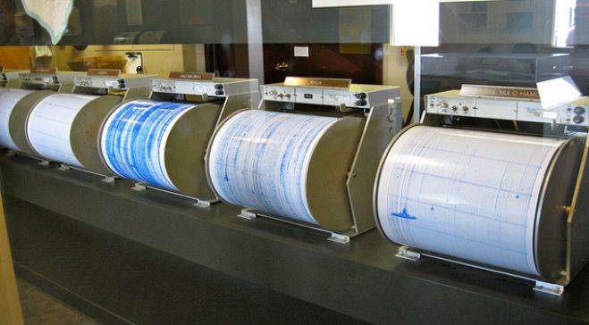 &laquo;&Delta;&epsilon;&nu; &sigma;&upsilon;&nu;&tau;&rho;έ&chi;&epsilon;&iota; &lambda;ό&gamma;&omicron;&sigmaf; &alpha;&nu;&eta;&sigma;&upsilon;&chi;ί&alpha;&sigmaf; &gamma;&iota;&alpha; &tau;&omicron; &sigma;&epsilon;&iota;&sigma;&mu;ό&raquo; (&pi;&omicron;&upsilon; &tau;&alpha;&rho;&alpha;&kappa;&omicron;ύ&nu;&eta;&sigma;&epsilon; &kappa;&alpha;&iota; &tau;&eta;&nu; &Alpha;&rho;&kappa;&alpha;&delta;ί&alpha;) &lambda;έ&epsilon;&iota; &delta;&iota;&delta;ά&kappa;&tau;&omega;&rho; &sigma;&epsilon;&iota;&sigma;&mu;&omicron;&lambda;&omicron;&gamma;ί&alpha;&sigmaf;