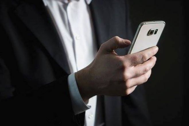 &Epsilon;&upsilon;&kappa;&omicron;&lambda;ό&tau;&epsilon;&rho;&eta; &eta; &alpha;&lambda;&lambda;&alpha;&gamma;ή &epsilon;&tau;&alpha;&iota;&rho;&epsilon;ί&alpha;&sigmaf; &tau;&eta;&lambda;&epsilon;&phi;&omega;&nu;ί&alpha;&sigmaf;