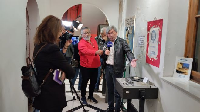 Μέχρι τις 25 Νοεμβρίου η έκθεση ζωγραφικής με θέμα το ραδιόφωνο στην Τρίπολη (εικόνες)