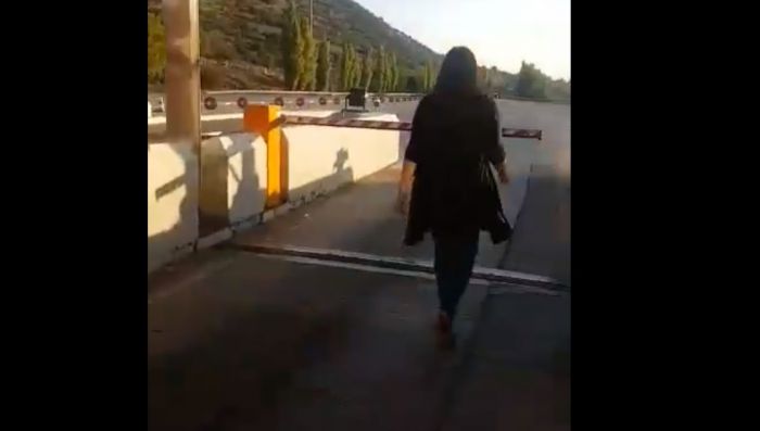 Η Ζωή Κωνσταντοπούλου πήγε στα διόδια της Νεστάνης και ... σήκωσε την μπάρα! (vd)