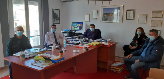 &Sigma;&upsilon;&nu;ά&nu;&tau;&eta;&sigma;&eta; &Gamma;&iota;&alpha;&nu;&nu;&alpha;&kappa;ό&pi;&omicron;&upsilon;&lambda;&omicron;&upsilon; &mu;&epsilon; Έ&nu;&omega;&sigma;&eta; &Pi;&rho;&omicron;έ&delta;&rho;&omega;&nu; &Kappa;&omicron;&iota;&nu;&omicron;&tau;ή&tau;&omega;&nu; &Delta;. &Tau;&rho;ί&pi;&omicron;&lambda;&eta;&sigmaf; &gamma;&iota;&alpha; &tau;&omicron; &nu;έ&omicron; &epsilon;&kappa;&lambda;&omicron;&gamma;&iota;&kappa;ό &nu;ό&mu;&omicron;