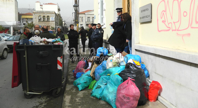 Βίντεο με πολίτες να πετούν σκουπίδια στο παλιό Δημαρχείο και στην είσοδο της Περιφέρειας (vd)!