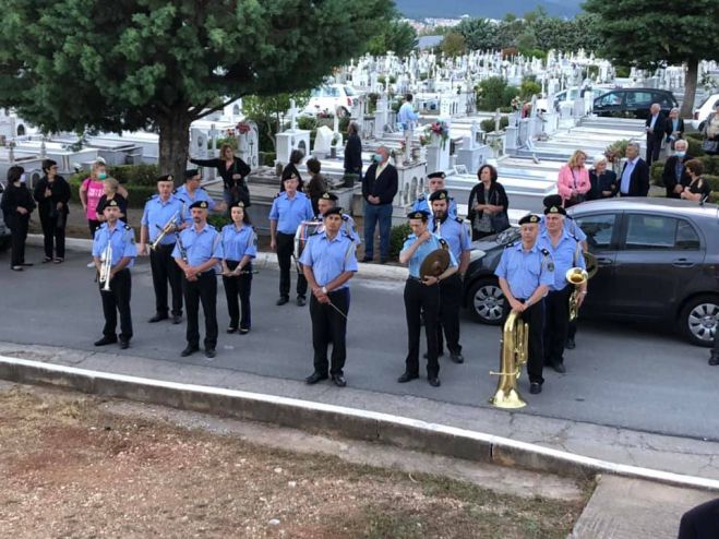 &Eta; &phi;&iota;&lambda;&alpha;&rho;&mu;&omicron;&nu;&iota;&kappa;ή &tau;&omicron;&upsilon; &Delta;ή&mu;&omicron;&upsilon; &Tau;&rho;ί&pi;&omicron;&lambda;&eta;&sigmaf; &sigma;&tau;&eta;&nu; &pi;&epsilon;&rho;&iota;&phi;&omicron;&rho;ά &tau;&eta;&sigmaf; &Epsilon;&iota;&kappa;ό&nu;&alpha;&sigmaf; &sigma;&tau;&omicron;&nu; &Kappa;&omicron;&iota;&mu;&eta;&tau;&eta;&rho;&iota;&alpha;&kappa;ό &Nu;&alpha;ό &Alpha;&gamma;ί&alpha;&sigmaf; &Tau;&rho;&iota;ά&delta;&alpha;&sigmaf; (vd)