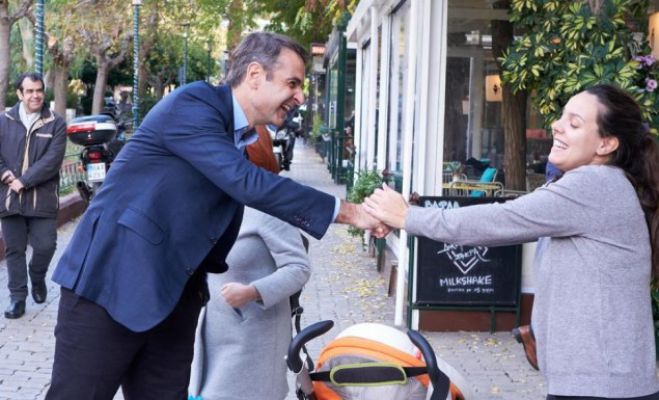 &Kappa;ά&tau;&omicron;&iota;&kappa;&omicron;&sigmaf; &tau;&eta;&sigmaf; &Kappa;&upsilon;&psi;έ&lambda;&eta;&sigmaf; &epsilon;ί&pi;&epsilon; &sigma;&tau;&omicron;&nu; &Mu;&eta;&tau;&sigma;&omicron;&tau;ά&kappa;&eta;: &laquo;&Tau;&iota; &gamma;&kappa;ό&mu;&epsilon;&nu;&omicron;&sigmaf; &epsilon;ί&sigma;&alpha;&iota;;&raquo; (vd)
