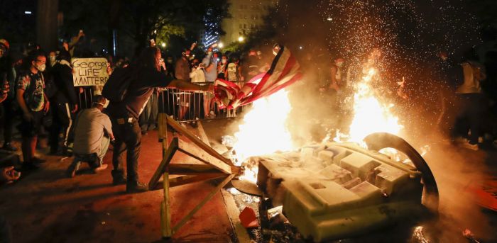 Χάος στην Αμερική | Κρύφτηκε σε καταφύγιο ο Τραμπ - Επεισόδια έξω από τον Λευκό Οίκο (vd)