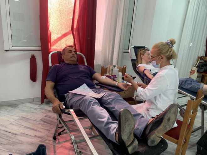 &Kappa;ώ&sigma;&tau;&alpha;&sigmaf; &Tau;&zeta;&iota;&omicron;ύ&mu;&eta;&sigmaf;: &laquo;&Eta; &alpha;&iota;&mu;&omicron;&delta;&omicron;&sigma;ί&alpha; &alpha;&pi;&omicron;&tau;&epsilon;&lambda;&epsilon;ί &pi;&eta;&gamma;&alpha;ί&alpha; &pi;&rho;ά&xi;&eta; &pi;&rho;&omicron;&sigma;&phi;&omicron;&rho;ά&sigmaf; &kappa;&alpha;&iota; &epsilon;&upsilon;&theta;ύ&nu;&eta;&raquo;