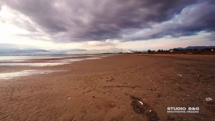 &Eta; &laquo;ά&mu;&pi;&omega;&tau;&eta;&raquo; ... &epsilon;&xi;&alpha;&phi;ά&nu;&iota;&sigma;&epsilon; &tau;&eta; &theta;ά&lambda;&alpha;&sigma;&sigma;&alpha; &sigma;&tau;&omicron; &Nu;&alpha;ύ&pi;&lambda;&iota;&omicron;! (&epsilon;&iota;&kappa;ό&nu;&epsilon;&sigmaf;)