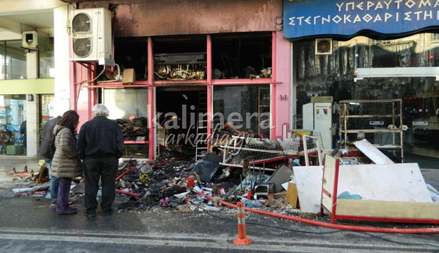Βίντεο από την ολοκληρωτική καταστροφή που προκάλεσε φωτιά σε κατάστημα της Τρίπολης!
