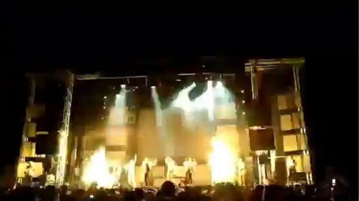 &Alpha;&sigma;ύ&lambda;&lambda;&eta;&pi;&tau;&eta; &tau;&rho;&alpha;&gamma;&omega;&delta;ί&alpha; &mu;&pi;&rho;&omicron;&sigma;&tau;ά &sigma;&epsilon; &epsilon;&kappa;&alpha;&tau;&omicron;&nu;&tau;ά&delta;&epsilon;&sigmaf; &theta;&epsilon;&alpha;&tau;έ&sigmaf; | &Nu;&epsilon;&kappa;&rho;ή &tau;&rho;&alpha;&gamma;&omicron;&upsilon;&delta;ί&sigma;&tau;&rho;&iota;&alpha; &alpha;&pi;ό &pi;&upsilon;&rho;&omicron;&tau;έ&chi;&nu;&eta;&mu;&alpha; (vd)