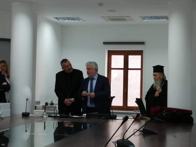 &Sigma;&tau;&eta;&nu; &pi;&rho;&omega;&tau;&omicron;&chi;&rho;&omicron;&nu;&iota;ά&tau;&iota;&kappa;&eta; &pi;ί&tau;&alpha; &tau;&omicron;&upsilon; &Delta;ή&mu;&omicron;&upsilon; &Mu;&epsilon;&gamma;&alpha;&lambda;ό&pi;&omicron;&lambda;&eta;&sigmaf; &eta; &delta;&iota;&omicron;ί&kappa;&eta;&sigma;&eta; &tau;&omicron;&upsilon; &Sigma;&upsilon;&lambda;&lambda;ό&gamma;&omicron;&upsilon; &Epsilon;&rho;&gamma;&alpha;&zeta;&omicron;&mu;έ&nu;&omega;&nu; &Omicron;&Tau;&Alpha; (&epsilon;&iota;&kappa;ό&nu;&epsilon;&sigmaf;)