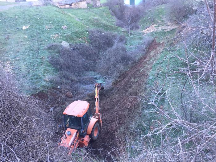 Ξεκίνησαν οι καθαρισμοί ρεμάτων στην Κανδήλα (εικόνες)