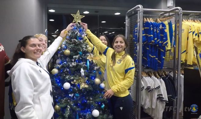 Τα κορίτσια του Αστέρα στόλισαν το Χριστουγεννιάτικο Δέντρο στο Star Store! (vd)