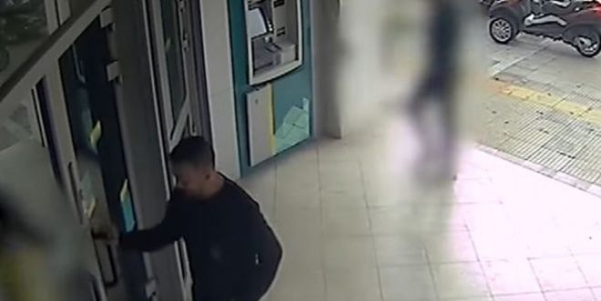 &Kappa;&alpha;&rho;έ-&kappa;&alpha;&rho;έ &eta; &delta;&rho;ά&sigma;&eta; &tau;&omega;&nu; &sigma;&kappa;&lambda;&eta;&rho;ώ&nu; &lambda;&eta;&sigma;&tau;ώ&nu; &pi;&omicron;&upsilon; &laquo;&chi;&tau;&upsilon;&pi;&omicron;ύ&sigma;&alpha;&nu;&raquo; &sigma;&epsilon; &tau;&rho;ά&pi;&epsilon;&zeta;&epsilon;&sigmaf;