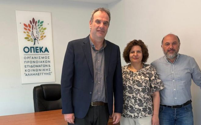 &Sigma;&tau;&eta;&nu; &Tau;&rho;ί&pi;&omicron;&lambda;&eta; &omicron; &Pi;&rho;ό&epsilon;&delta;&rho;&omicron;&sigmaf; &tau;&omicron;&upsilon; &Omicron;&Pi;&Epsilon;&Kappa;&Alpha; - &Sigma;&upsilon;&nu;&alpha;&nu;&tau;ή&theta;&eta;&kappa;&epsilon; &mu;&epsilon; &tau;&alpha; &sigma;&tau;&epsilon;&lambda;έ&chi;&eta; &tau;&eta;&sigmaf; &Pi;&epsilon;&rho;&iota;&phi;&epsilon;&rho;&epsilon;&iota;&alpha;&kappa;ή&sigmaf; &Delta;&iota;&epsilon;ύ&theta;&upsilon;&nu;&sigma;&eta;&sigmaf;