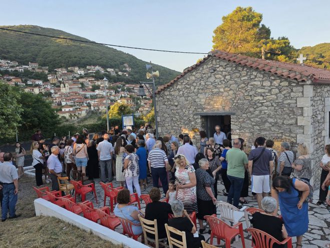 &Gamma;&iota;&omicron;&rho;&tau;ά&zeta;&epsilon;&iota; &tau;&omicron; &epsilon;&kappa;&kappa;&lambda;&eta;&sigma;ά&kappa;&iota; &Pi;&rho;&omicron;&phi;ή&tau;&omicron;&upsilon; &Eta;&lambda;ί&alpha; &sigma;&tau;&alpha; &Tau;&rho;ό&pi;&alpha;&iota;&alpha; &Gamma;&omicron;&rho;&tau;&upsilon;&nu;ί&alpha;&sigmaf; (&epsilon;&iota;&kappa;ό&nu;&epsilon;&sigmaf;)