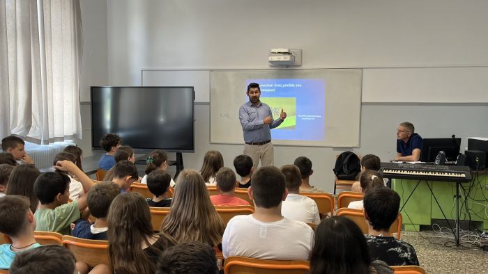 Δήμος Τρίπολης | Οι μαθητές μαθαίνουν πώς να περιορίζουν τις εστίες αναπαραγωγής κουνουπιών στο σχολείο και στο σπίτι (vd)