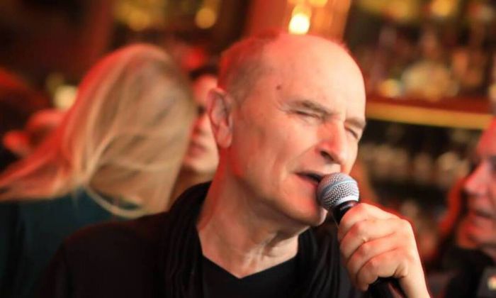 &Pi;έ&theta;&alpha;&nu;&epsilon; &alpha;&pi;ό &kappa;&omicron;&rho;&omicron;&nu;&omicron;ϊό &omicron; &tau;&rho;&alpha;&gamma;&omicron;&upsilon;&delta;&iota;&sigma;&tau;ή&sigmaf; &Chi;ά&rho;&eta;&sigmaf; &Gamma;&alpha;&lambda;&alpha;&nu;ό&sigmaf;