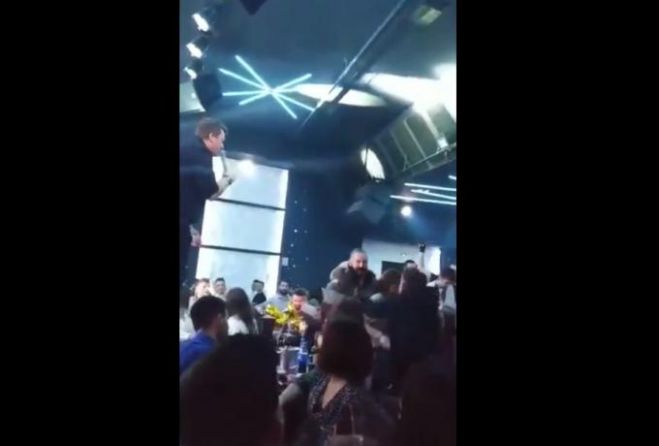 &Epsilon;&pi;&epsilon;&iota;&sigma;ό&delta;&iota;&omicron; &kappa;&alpha;&iota; ... &xi;ύ&lambda;&omicron; &mu;&epsilon; &tau;&omicron;&nu; &Alpha;&lambda;έ&xi;&eta; &Kappa;&omicron;ύ&gamma;&iota;&alpha; &sigma;&tau;&alpha; &mu;&pi;&omicron;&upsilon;&zeta;&omicron;ύ&kappa;&iota;&alpha;! (vd)