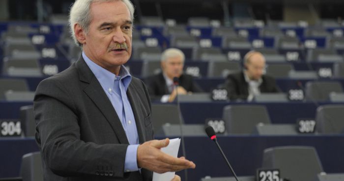 &Chi;&omicron;&upsilon;&nu;&tau;ή&sigmaf; &pi;&rho;&omicron;&sigmaf; &Kappa;&omicron;&mu;&iota;&sigma;&iota;ό&nu;: &laquo;&Gamma;&iota;&alpha;&tau;ί &eta; &Delta;&Epsilon;&Eta; &nu;&alpha; &pi;&omicron;&upsilon;&lambda;ή&sigma;&epsilon;&iota; &lambda;&iota;&gamma;&nu;&iota;&tau;&iota;&kappa;έ&sigmaf; &mu;&omicron;&nu;ά&delta;&epsilon;&sigmaf;, ό&tau;&alpha;&nu; &kappa;ά&tau;&iota; &tau;έ&tau;&omicron;&iota;&omicron; &delta;&epsilon;&nu; &omicron;&rho;ί&zeta;&epsilon;&tau;&alpha;&iota; &sigma;&epsilon; &kappa;&alpha;&mu;ί&alpha; &alpha;&pi;ό&phi;&alpha;&sigma;&eta;;&raquo;