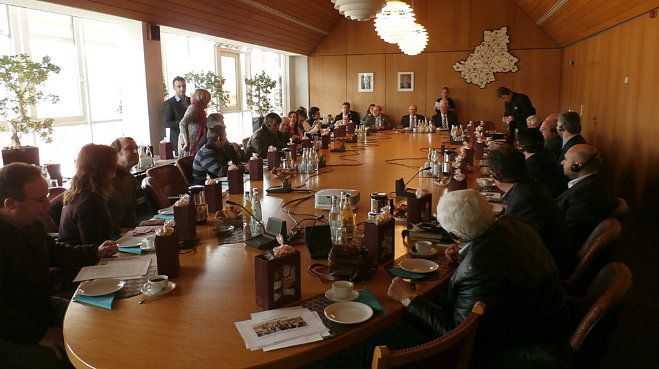 &Alpha;&kappa;ό&mu;&alpha; &pi;&iota;&omicron; &sigma;&tau;&epsilon;&nu;ή &eta; &sigma;&upsilon;&nu;&epsilon;&rho;&gamma;&alpha;&sigma;ί&alpha; &tau;&eta;&sigmaf; &Pi;&epsilon;&rho;&iota;&phi;έ&rho;&epsilon;&iota;&alpha;&sigmaf; &Pi;&epsilon;&lambda;&omicron;&pi;&omicron;&nu;&nu;ή&sigma;&omicron;&upsilon; &mu;&epsilon; &Gamma;&epsilon;&rho;&mu;&alpha;&nu;&iota;&kappa;&omicron;ύ&sigmaf; &phi;&omicron;&rho;&epsilon;ί&sigmaf;!