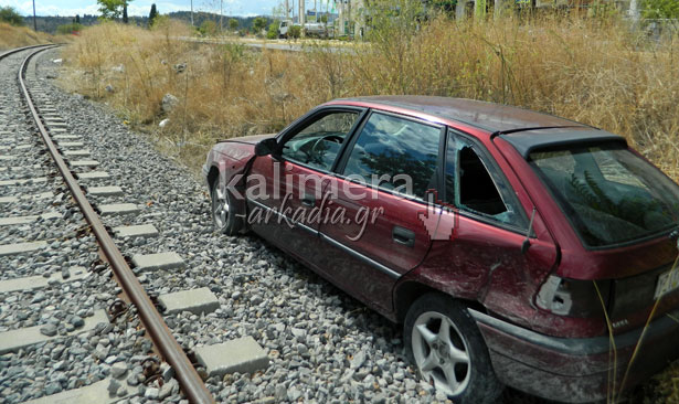 Αυτοκίνητο έφυγε από το δρόμο στη λεωφόρο ΟΗΕ στην Τρίπολη (εικόνες)