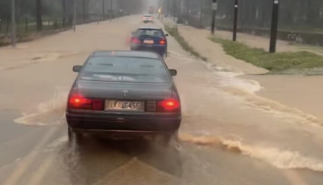 Η κακοκαιρία "σφυροκόπησε" τη Λακωνία | Πλημμυρισμένοι δρόμοι, πρόβλημα στον Ευρώτα και 112