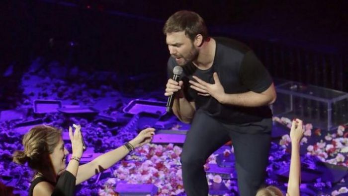 Άγριος καβγάς με μπουνιές και κλωτσιές στο μαγαζί που τραγουδάει ο Σαμπάνης! (vd)