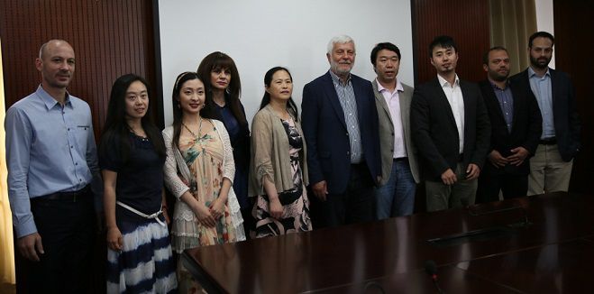 &Pi;&iota;&omicron; &sigma;&tau;&epsilon;&nu;ή &sigma;&upsilon;&nu;&epsilon;&rho;&gamma;&alpha;&sigma;ί&alpha; &alpha;&nu;ά&mu;&epsilon;&sigma;&alpha; &sigma;&epsilon; &Kappa;ί&nu;&alpha; &kappa;&alpha;&iota; &Pi;&epsilon;&lambda;&omicron;&pi;ό&nu;&nu;&eta;&sigma;&omicron;! (&epsilon;&iota;&kappa;ό&nu;&epsilon;&sigmaf;)