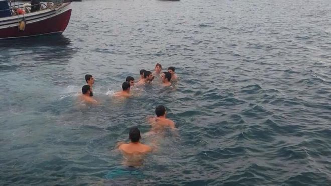 Τυρός - Βούτηξαν στα παγωμένα νερά για να πιάσουν τον Σταυρό! (εικόνες)