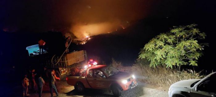 Νέο βράδυ αγωνίας στη Γορτυνία – Μάχη με τις πολλαπλές αναζωπυρώσεις!