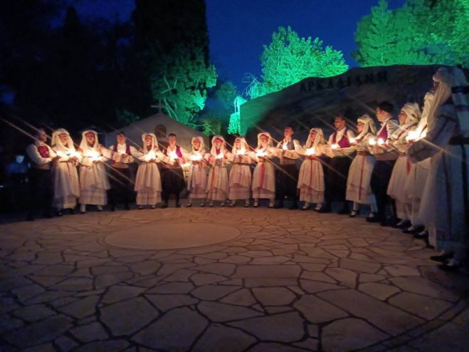 &Omicron; &chi;&omicron;&rho;&epsilon;&upsilon;&tau;&iota;&kappa;ό&sigmaf; &sigma;ύ&lambda;&lambda;&omicron;&gamma;&omicron;&sigmaf; "&Alpha;&rho;&kappa;&alpha;&delta;&iota;&alpha;&nu;ή" &tau;ί&mu;&eta;&sigma;&epsilon; &tau;&eta;&nu; &Epsilon;&lambda;&lambda;&eta;&nu;ί&delta;&alpha; &mu;ά&nu;&alpha; (&epsilon;&iota;&kappa;ό&nu;&epsilon;&sigmaf; - &beta;ί&nu;&tau;&epsilon;&omicron;)