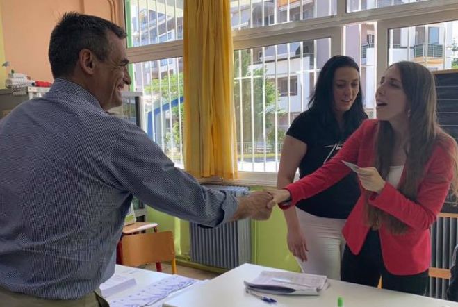 &Sigma;&tau;&eta;&nu; &kappa;ά&lambda;&pi;&eta; &omicron; &upsilon;&pi;&omicron;&psi;ή&phi;&iota;&omicron;&sigmaf; &Delta;ή&mu;&alpha;&rho;&chi;&omicron;&sigmaf; &Tau;&rho;ί&pi;&omicron;&lambda;&eta;&sigmaf;, &Kappa;ώ&sigma;&tau;&alpha;&sigmaf; &Tau;&zeta;&iota;&omicron;ύ&mu;&eta;&sigmaf; (&epsilon;&iota;&kappa;ό&nu;&epsilon;&sigmaf;)