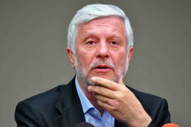 &Pi;&alpha;&rho;ά&tau;&alpha;&xi;&eta; &Tau;&alpha;&tau;&omicron;ύ&lambda;&eta;: "&Omicron; &pi;&omicron;&lambda;&iota;&tau;&iota;&kappa;ό&sigmaf; &kappa;&alpha;&tau;ή&phi;&omicron;&rho;&omicron;&sigmaf; &tau;&omicron;&upsilon; &alpha;&pi;&epsilon;&rho;&chi;ό&mu;&epsilon;&nu;&omicron;&upsilon; &Pi;&epsilon;&rho;&iota;&phi;&epsilon;&rho;&epsilon;&iota;ά&rho;&chi;&eta; &sigma;&upsilon;&nu;&epsilon;&chi;ί&zeta;&epsilon;&tau;&alpha;&iota;&hellip;"