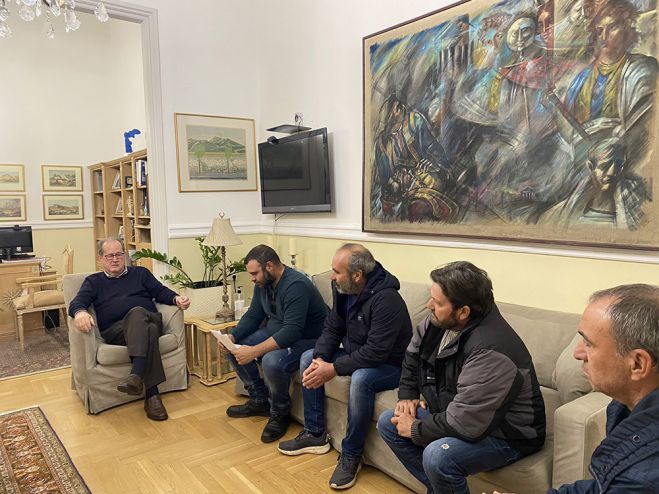 &Pi;&epsilon;&rho;&iota;&phi;&epsilon;&rho;&epsilon;&iota;ά&rho;&chi;&eta;&sigmaf;: "&Omicron; &alpha;&gamma;&rho;&omicron;&tau;&iota;&kappa;ό&sigmaf; &kappa;ό&sigma;&mu;&omicron;&sigmaf; έ&chi;&epsilon;&iota; &delta;ί&kappa;&iota;&omicron; &kappa;&alpha;&iota; &omicron;&iota; &delta;&iota;&alpha;&mu;&alpha;&rho;&tau;&upsilon;&rho;ί&epsilon;&sigmaf; &epsilon;ί&nu;&alpha;&iota; &delta;ί&kappa;&alpha;&iota;&epsilon;&sigmaf;&rdquo;