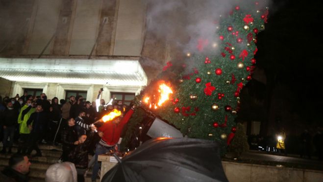&Alpha;&lambda;&beta;&alpha;&nu;ί&alpha; | &Nu;&epsilon;&kappa;&rho;ό&sigmaf; 25&chi;&rho;&omicron;&nu;&omicron;&sigmaf; &alpha;&pi;ό ό&pi;&lambda;&omicron; &alpha;&sigma;&tau;&upsilon;&nu;&omicron;&mu;&iota;&kappa;&omicron;ύ- &Omicron;&rho;&gamma;ή &kappa;&alpha;&iota; &delta;&iota;&alpha;&delta;&eta;&lambda;ώ&sigma;&epsilon;&iota;&sigmaf; &sigma;&tau;&alpha; &Tau;ί&rho;&alpha;&nu;&alpha; (vd)