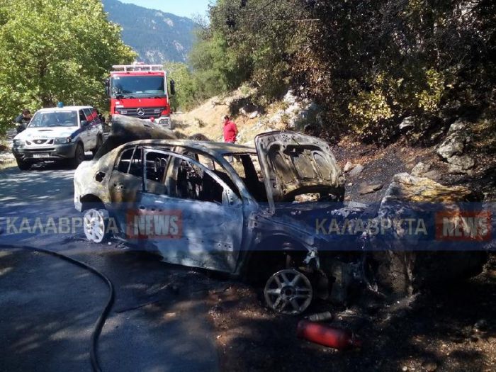 Καλάβρυτα | Αυτοκίνητο κάηκε ολοσχερώς μετά από πρόσκρουση σε βράχο