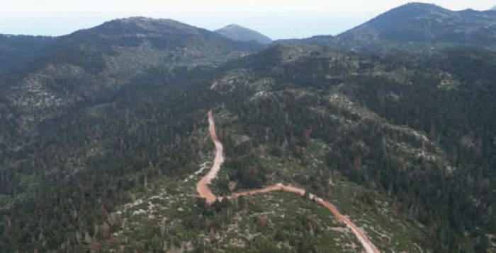 "Κραυγή αγωνίας για τον Νότιο Πάρνωνα" | Η φωτογραφία με το δρόμο που ανοίγουν πάνω από τα Πελετά για τις ανεμογεννήτριες