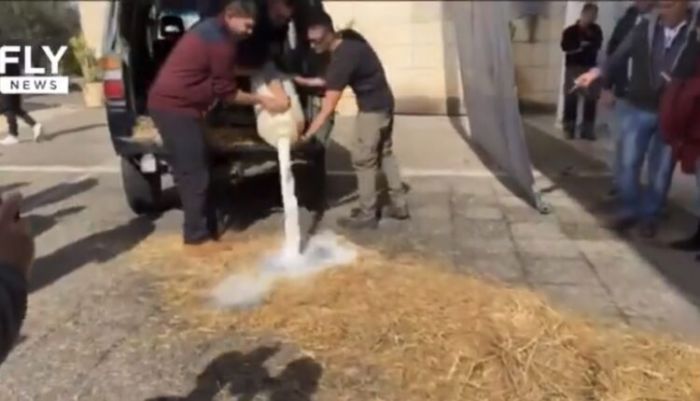 Αγρότες - Σπάρτη | Πέταξαν άχυρα κι έχυσαν γάλα στο Διοικητήριο Λακωνίας