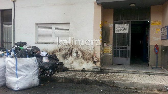 Σκουπίδια έπιασαν φωτιά στην Τρίπολη - Έφτασε μέχρι την είσοδο της Εφορίας! (εικόνες)